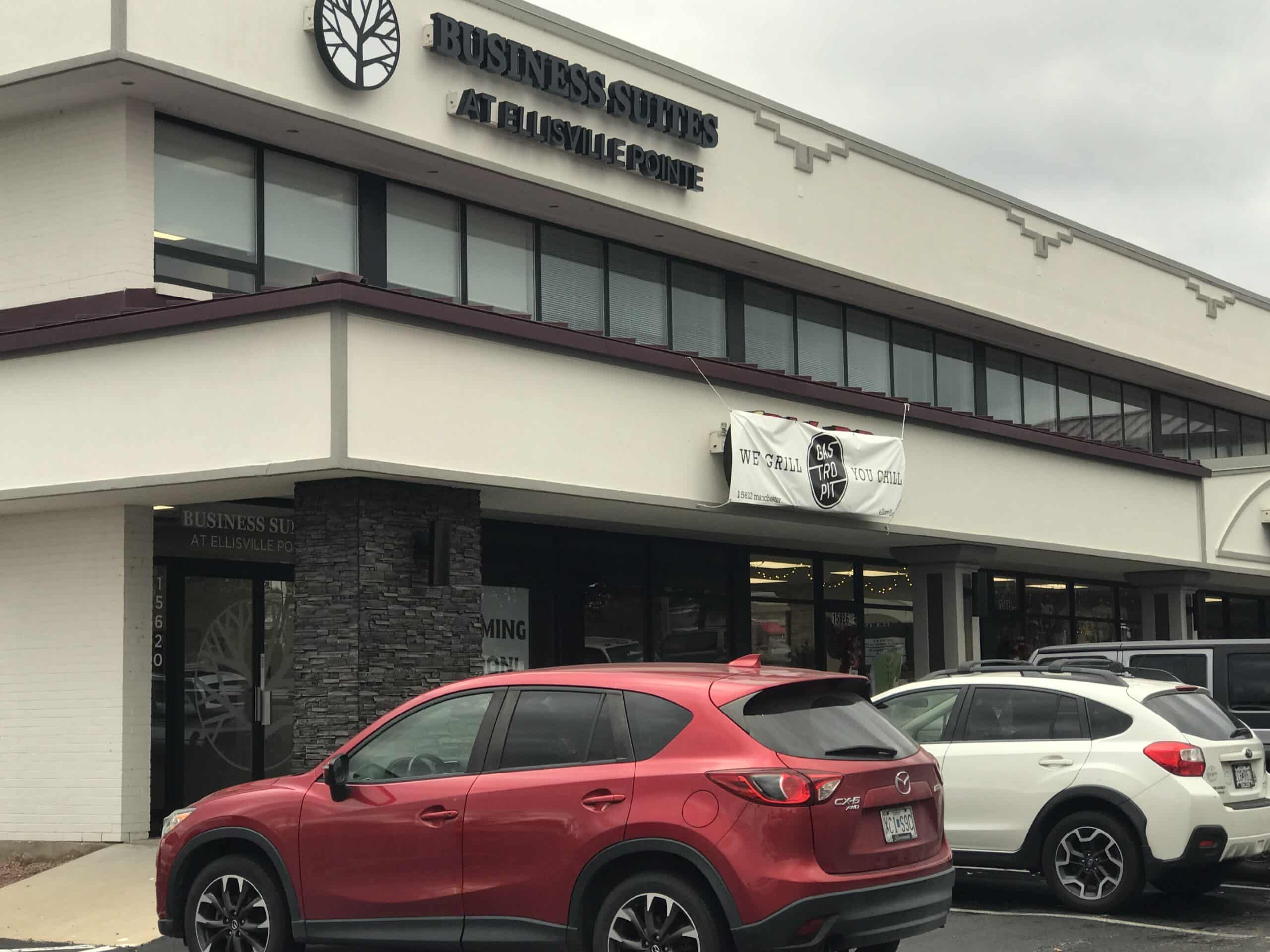 J. Smugs GastroPit Opens in Ellisville